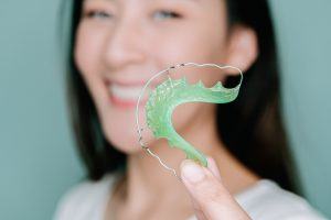 woman holding green retainer